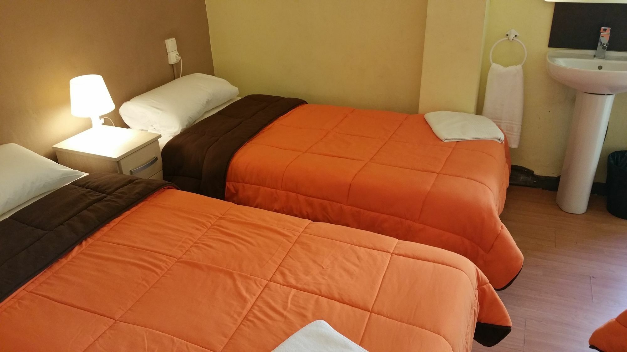 Hostal Mimi Las Ramblas Barcelona Exteriör bild