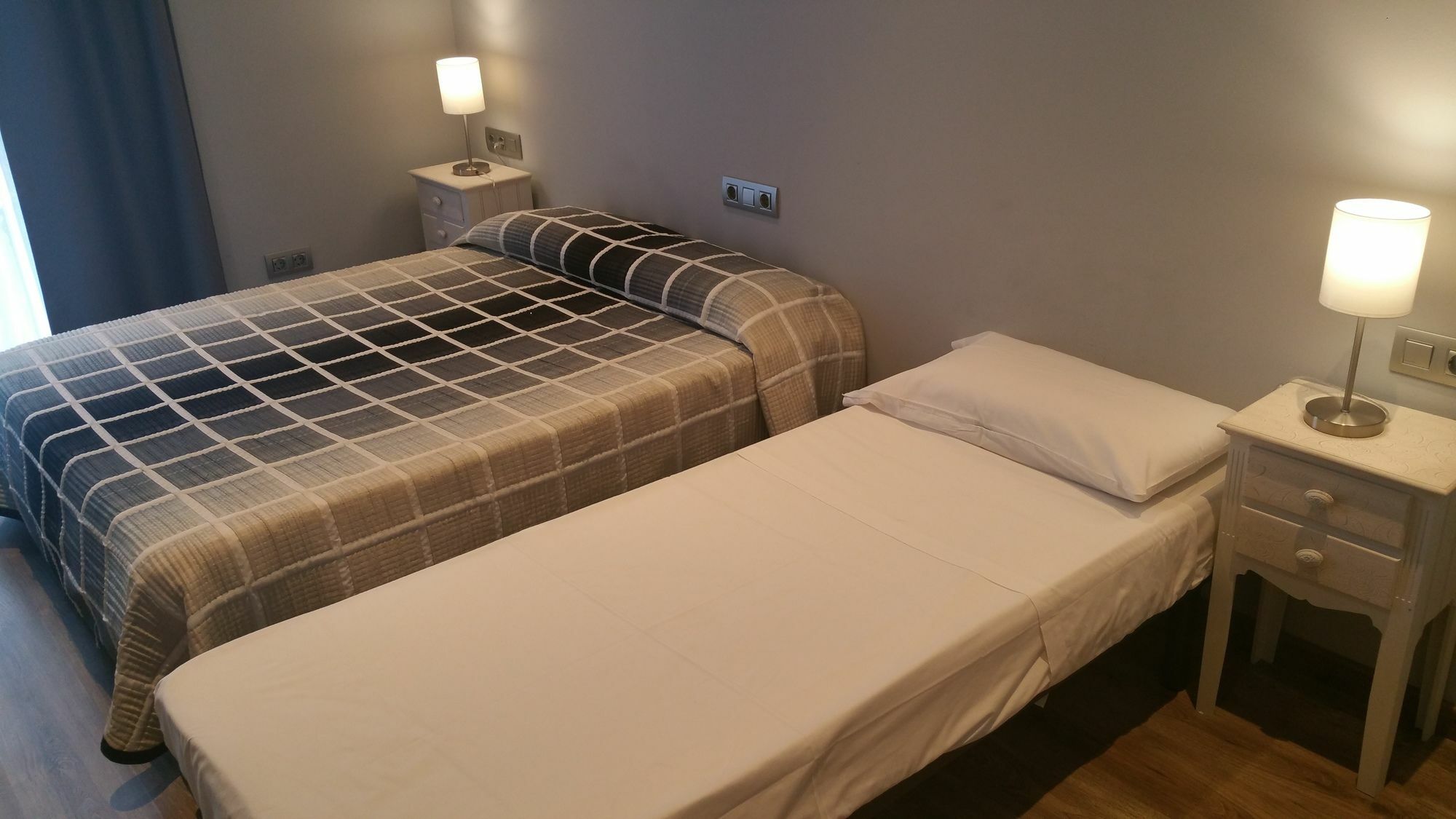 Hostal Mimi Las Ramblas Barcelona Exteriör bild