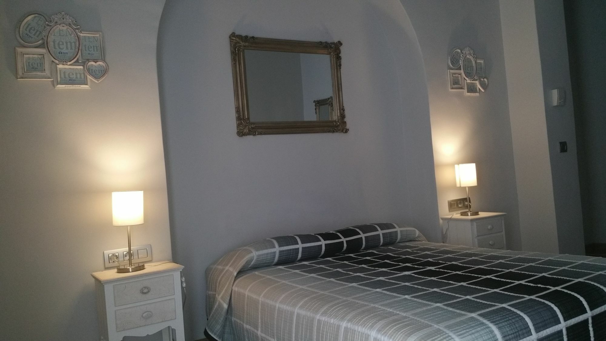 Hostal Mimi Las Ramblas Barcelona Exteriör bild