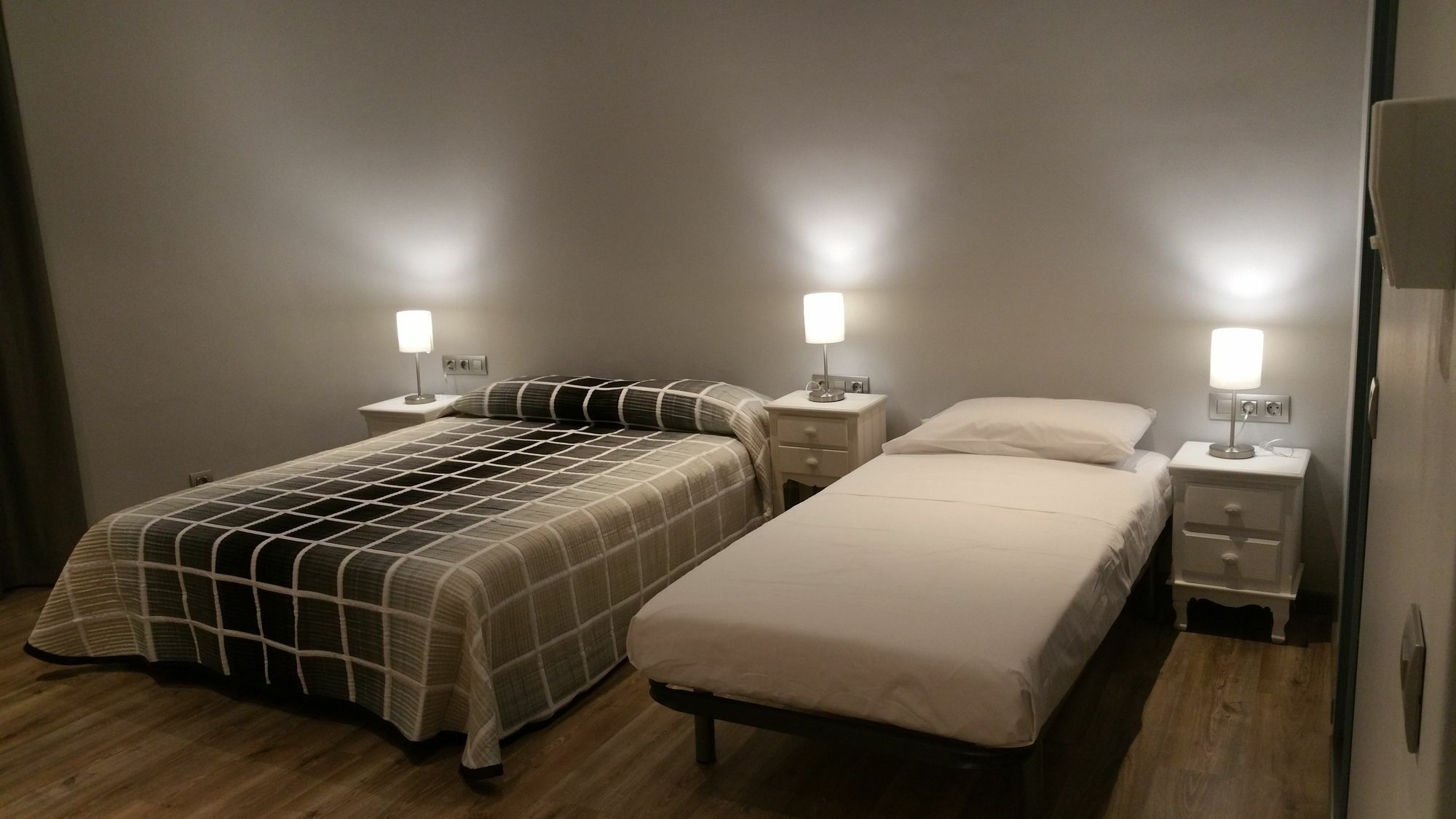 Hostal Mimi Las Ramblas Barcelona Exteriör bild