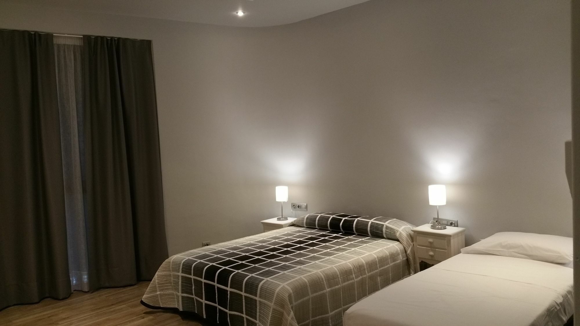 Hostal Mimi Las Ramblas Barcelona Exteriör bild