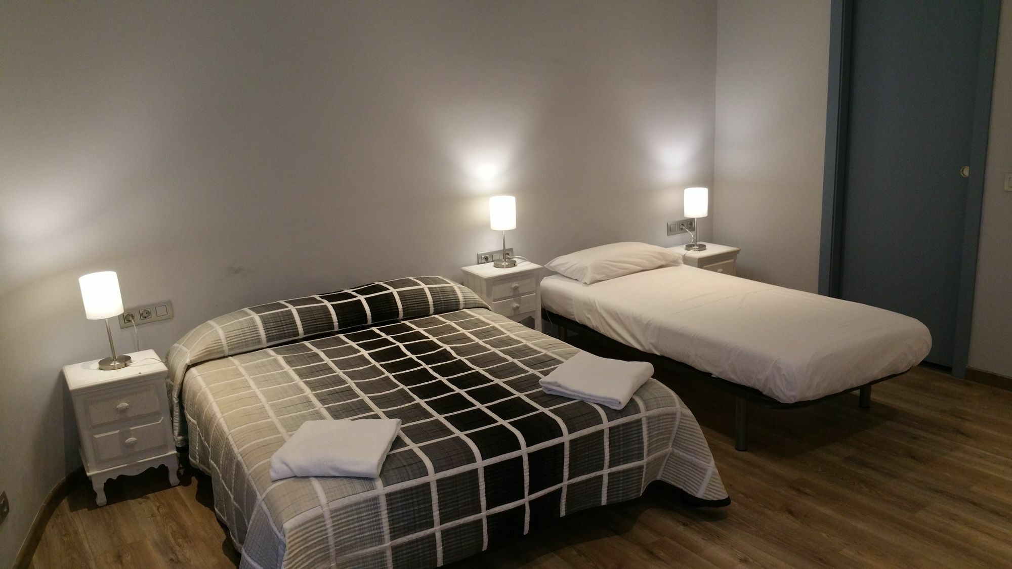 Hostal Mimi Las Ramblas Barcelona Exteriör bild