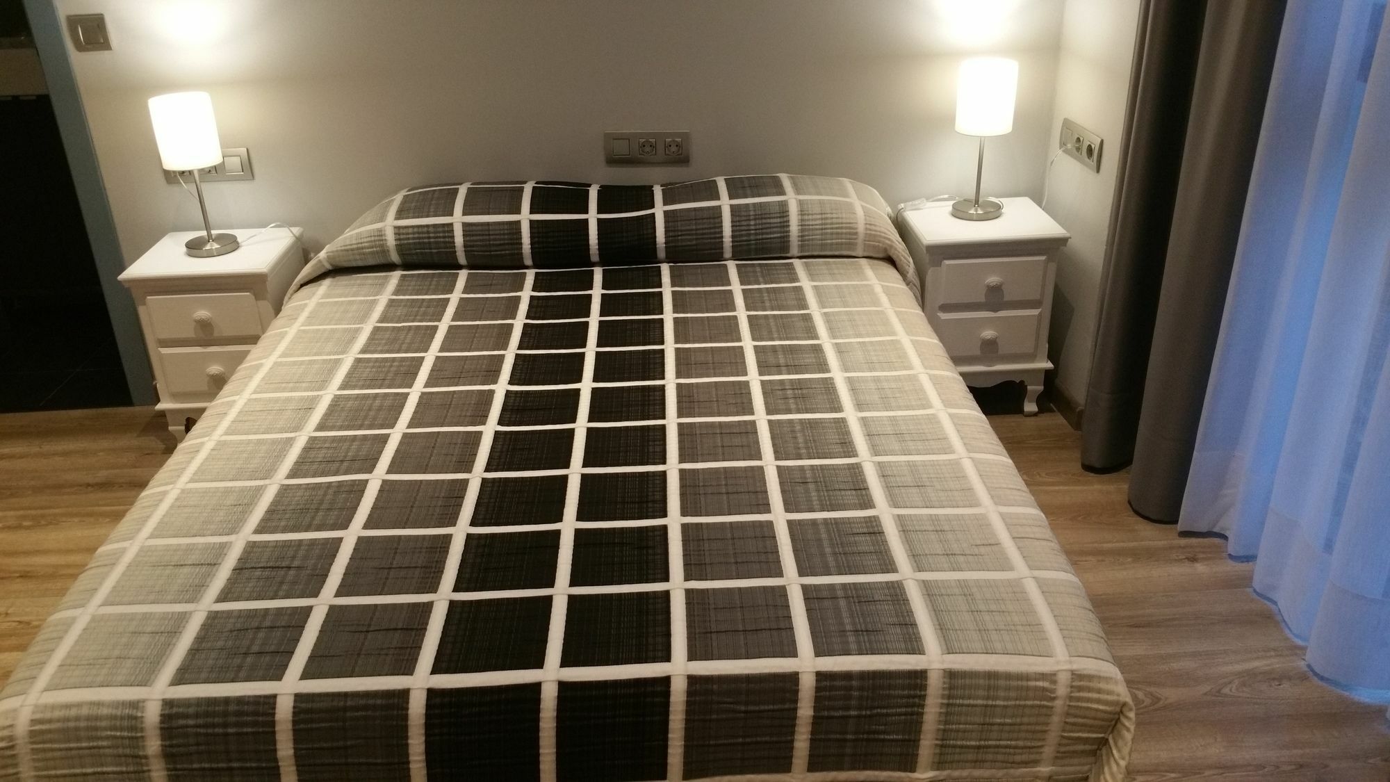 Hostal Mimi Las Ramblas Barcelona Exteriör bild