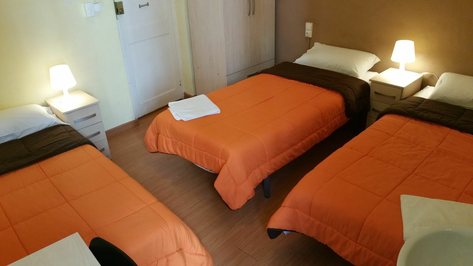Hostal Mimi Las Ramblas Barcelona Exteriör bild