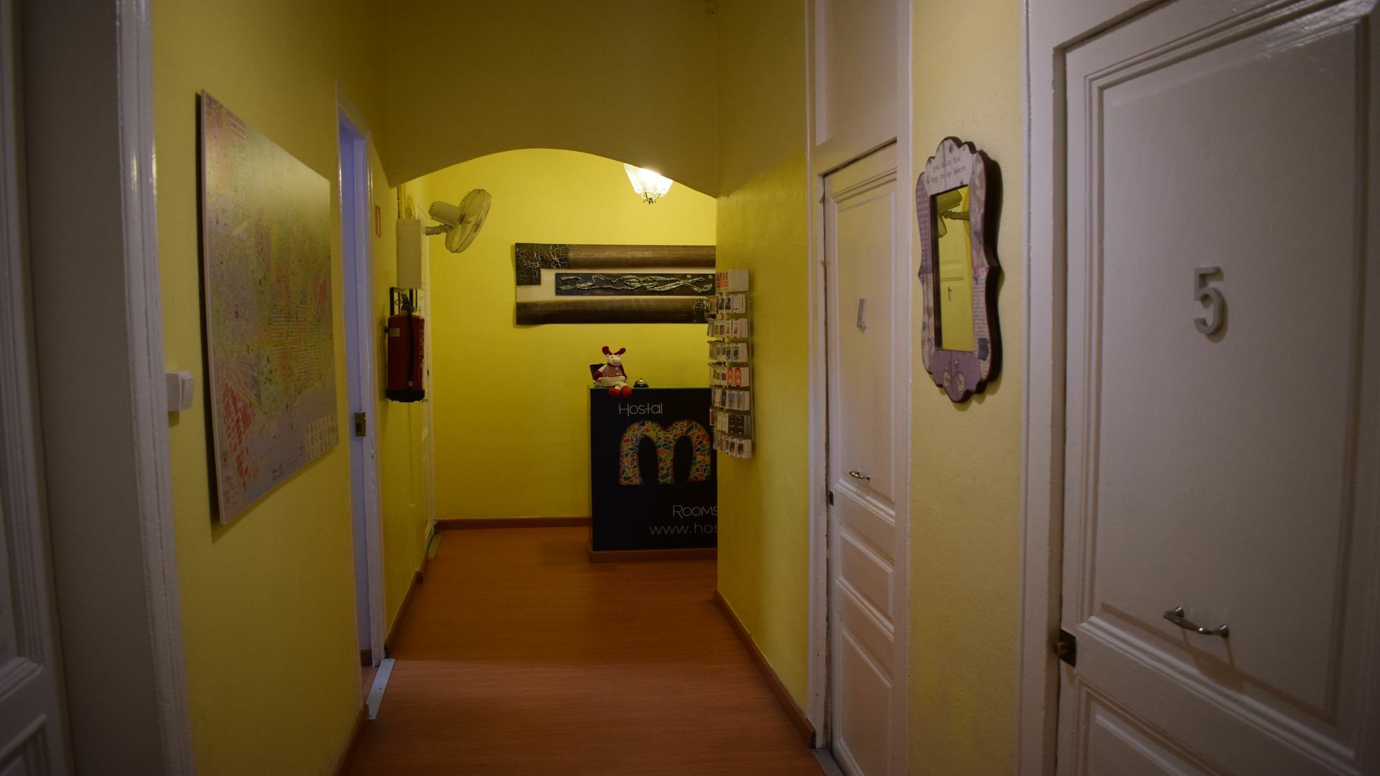 Hostal Mimi Las Ramblas Barcelona Exteriör bild